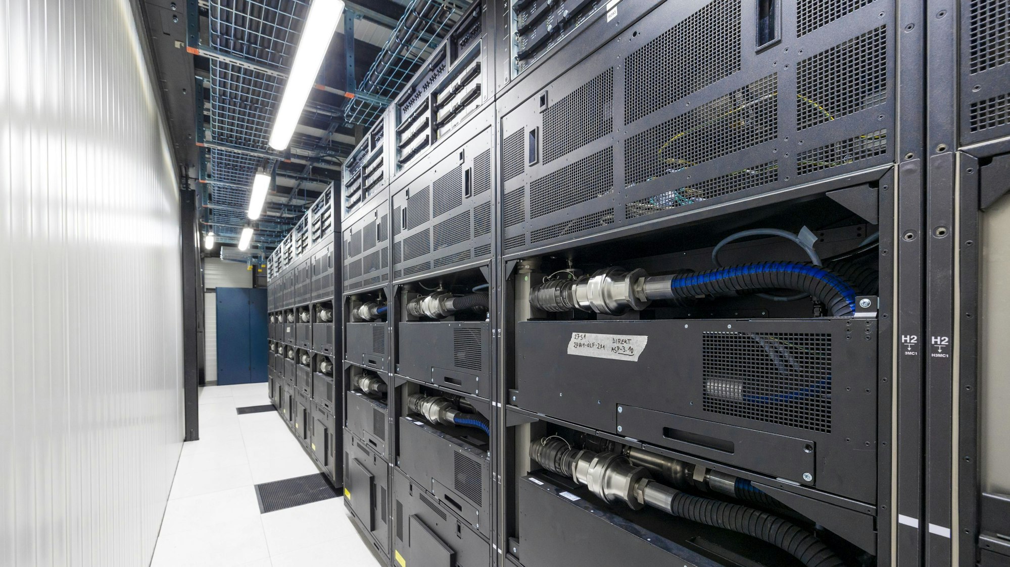 Die Wasserkühlung des Supercomputers Jupiter im Forschungszentrum Jülich