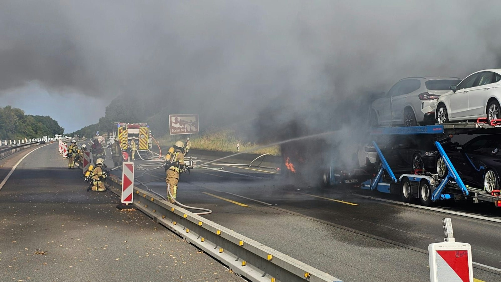 Die A1 in Richtung Dortmund ist derzeit wegen eines brennenden Lkw voll gesperrt.