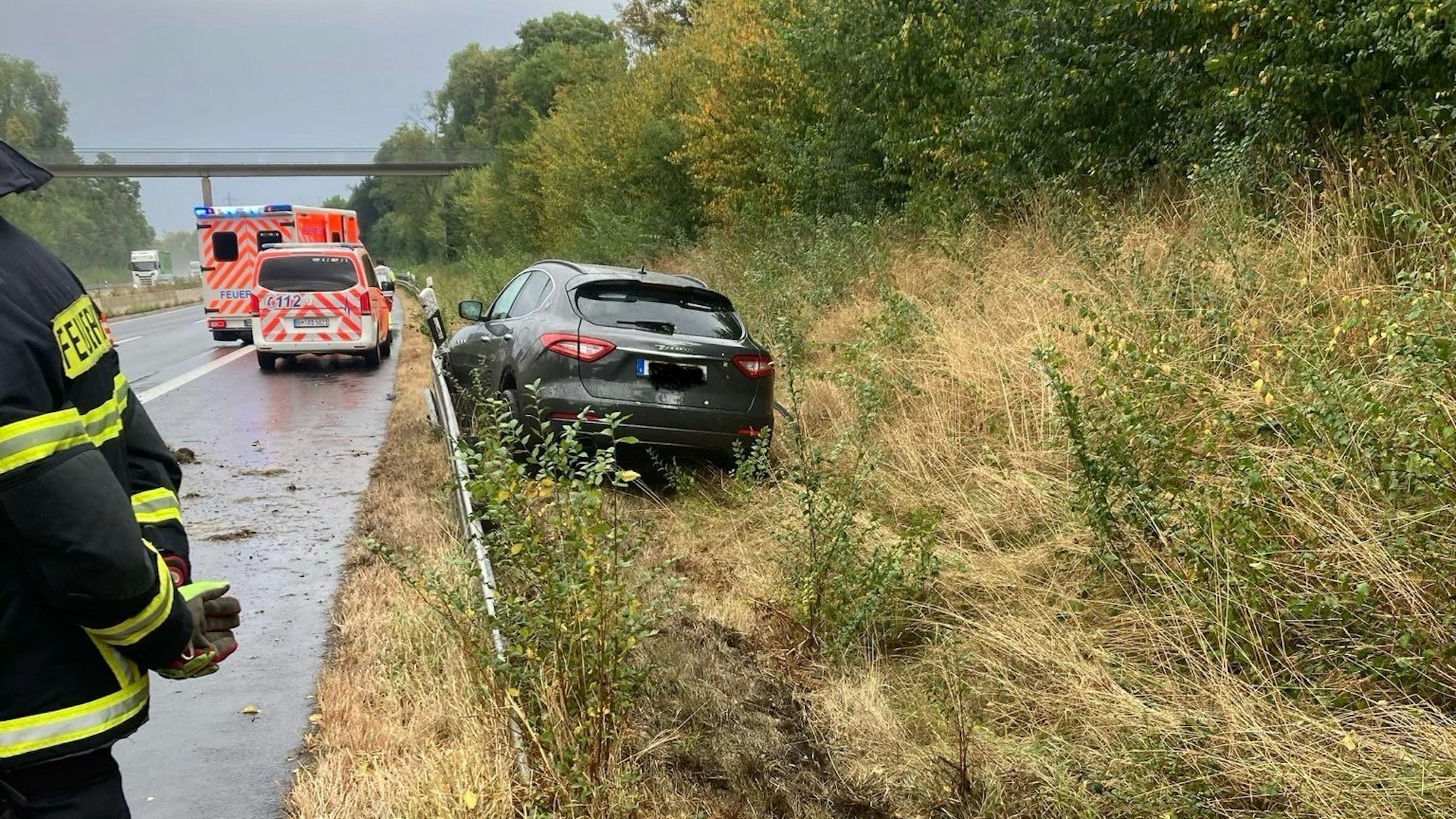 Der Maserati kam erst hinter der Leitplanke zum Stehen.