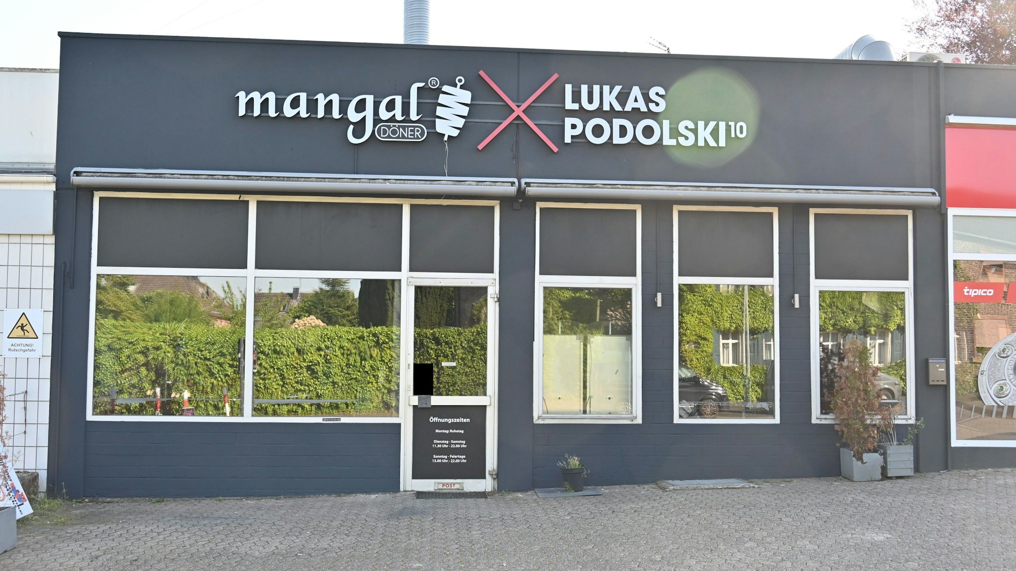 Der leere Innenraum der Mangal-Döner-Filiale in Pulheim-Stommeln mit Theke und Sitzgelegenheiten.