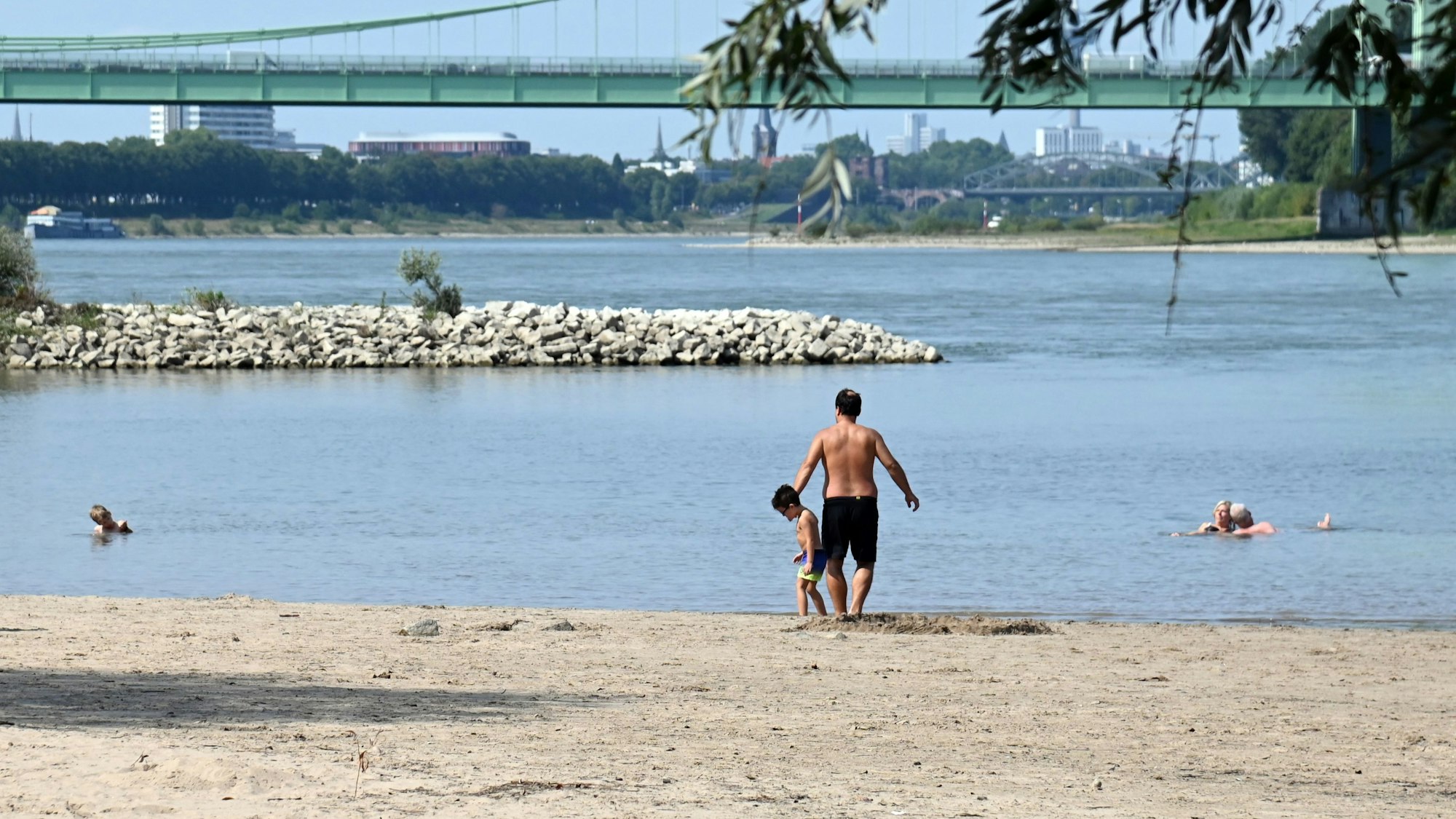 Auch an der Rodenkirchener Riviera soll nach dem Willen der Stadtverwaltung das Betreten des Rheins verboten werden.
