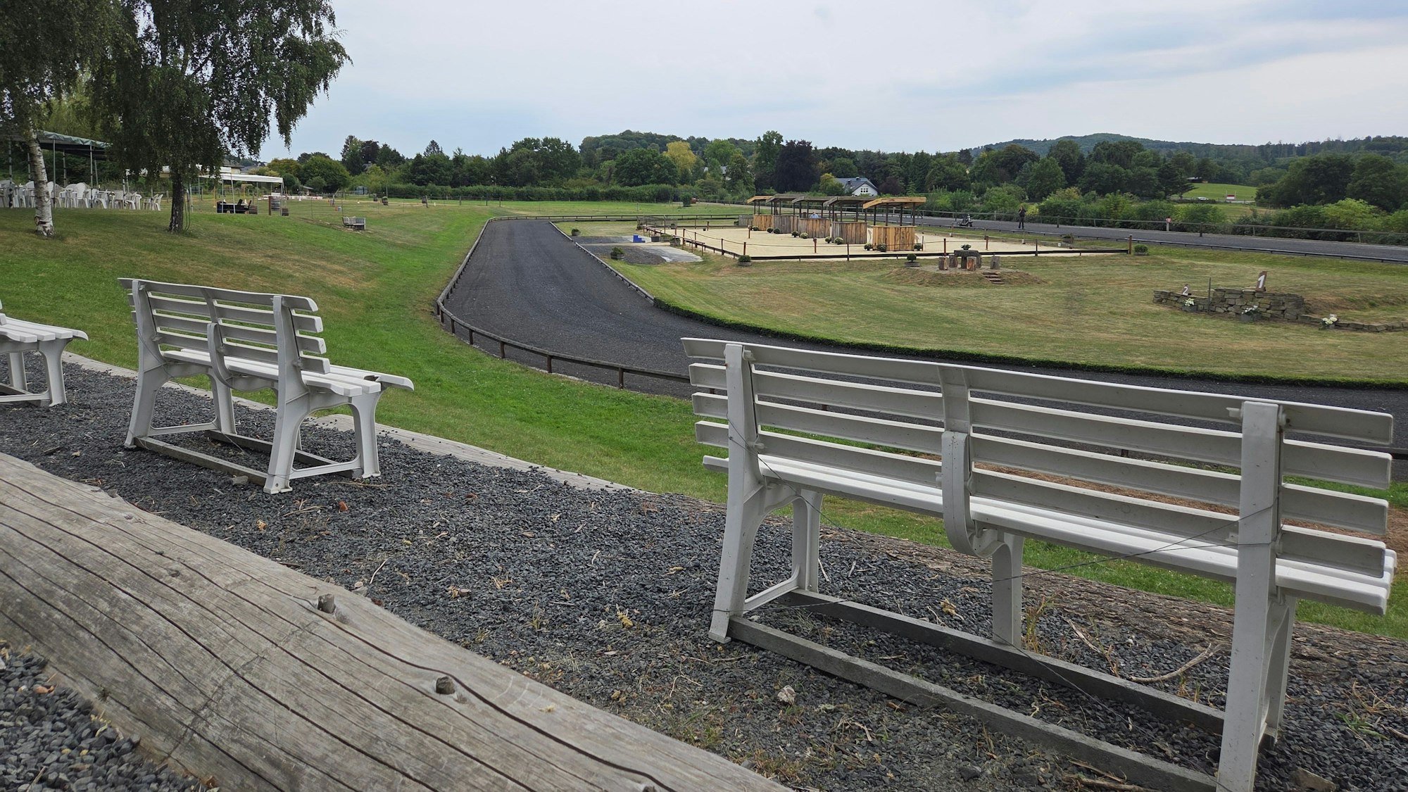 Mit herrlichem Blick auf die Ovalbahn und das Siebengebirge kann das Publikum hier auf Bänken sitzen.