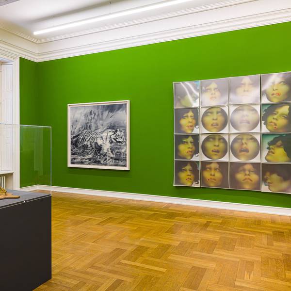 Das Kapitel „Herrenjagd“: links an der Wand der „Tiger“ von Richter, rechts „Porträt-Block G“ von Karolus Lodenkämper.