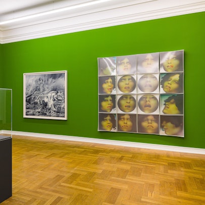 Das Kapitel „Herrenjagd“: links an der Wand der „Tiger“ von Richter, rechts „Porträt-Block G“ von Karolus Lodenkämper.