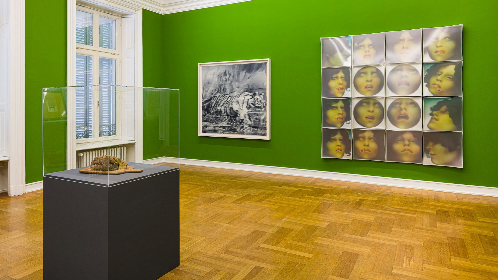 Das Kapitel „Herrenjagd“: links an der Wand der „Tiger“ von Richter, rechts „Porträt-Block G“ von Karolus Lodenkämper.