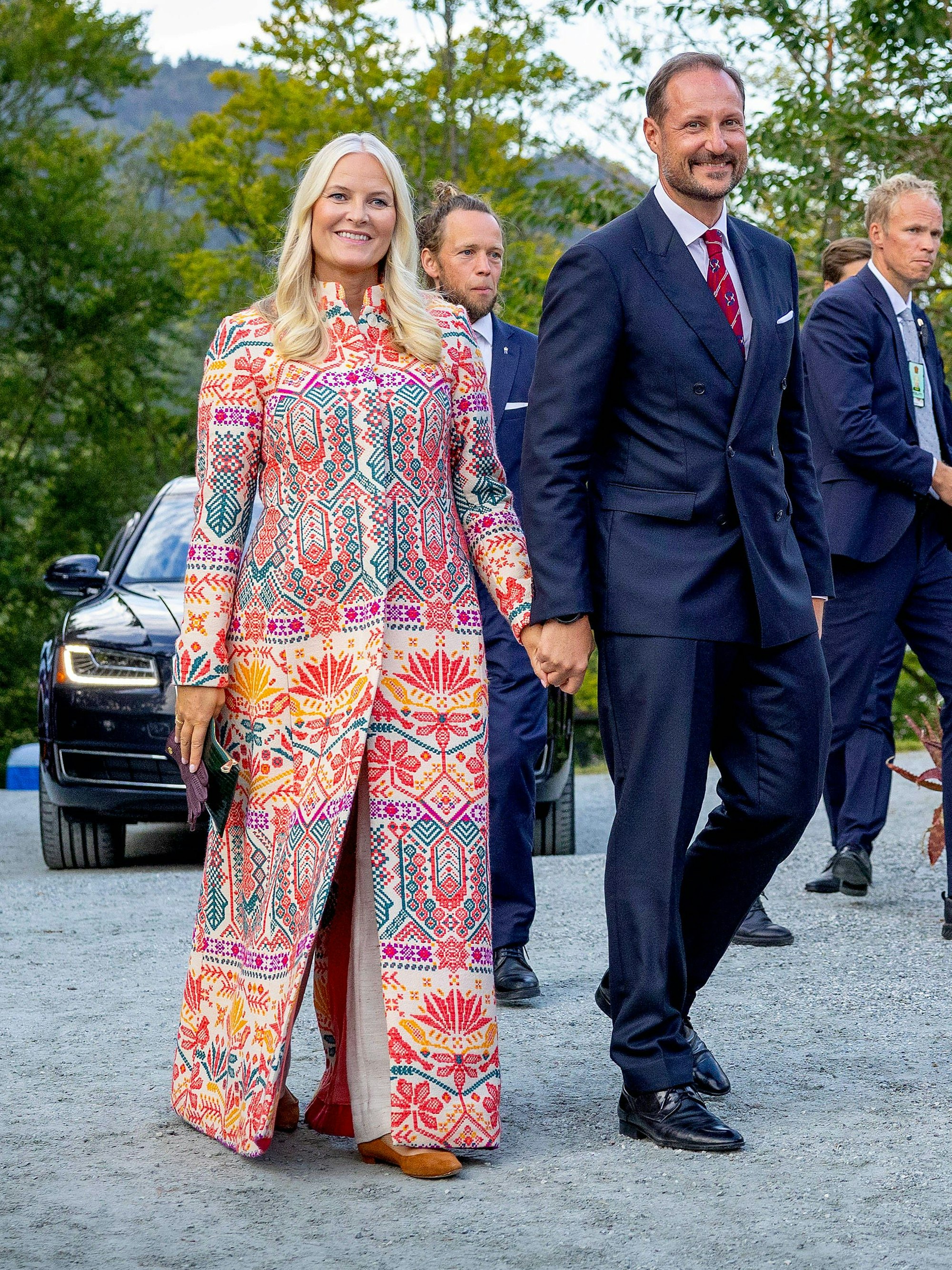 Kronprinzessin Mette-Marit und Kronprinz Haakon Hand in Hand.