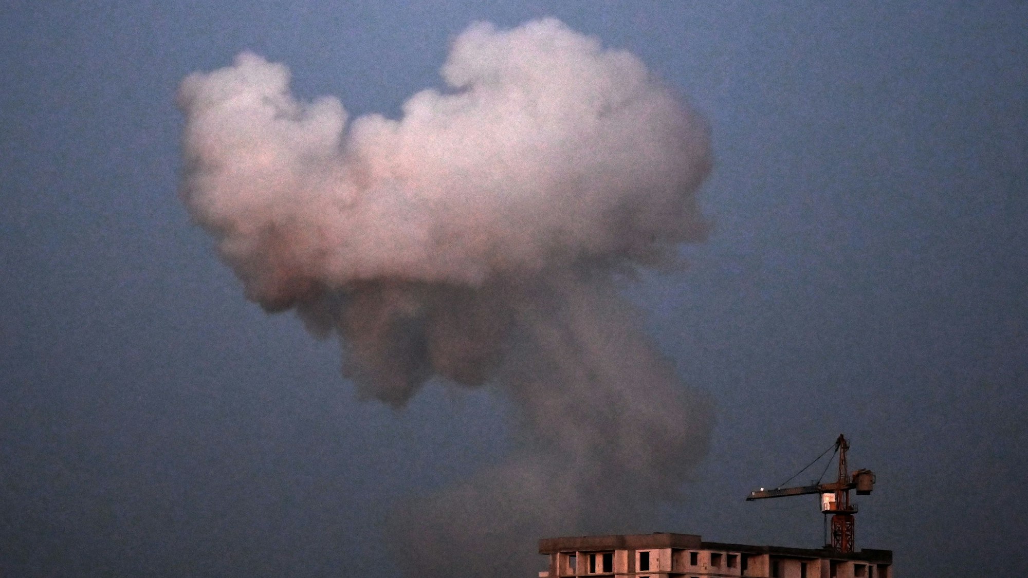 Rauch steigt nach einem russischen Großangriff am Donnerstagmorgen (28. August) über Gebäuden in Kyjiw auf.