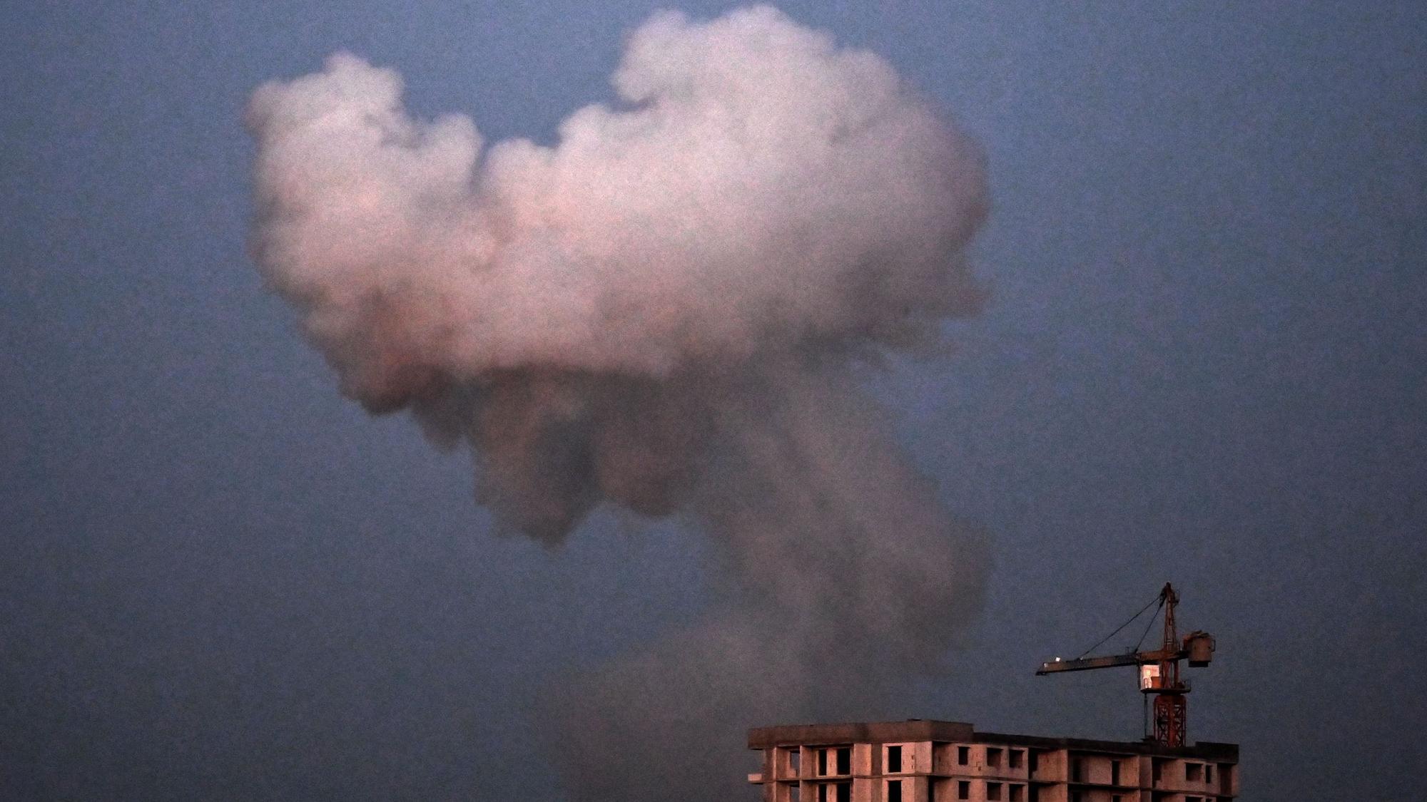 Rauch steigt nach einem russischen Großangriff am Donnerstagmorgen (28. August) über Gebäuden in Kyjiw auf.