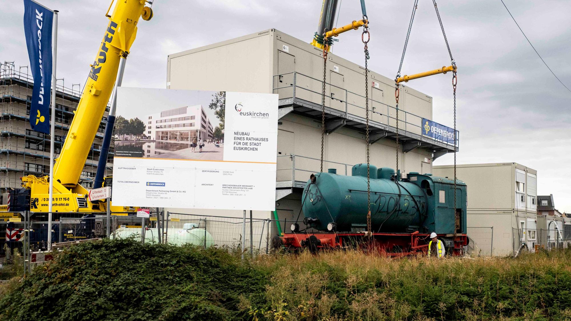 Das Bild zeigt die Ausgangssituation. Nur wenige Zentimeter von der Lok entfernt stehen die Baucontainer.