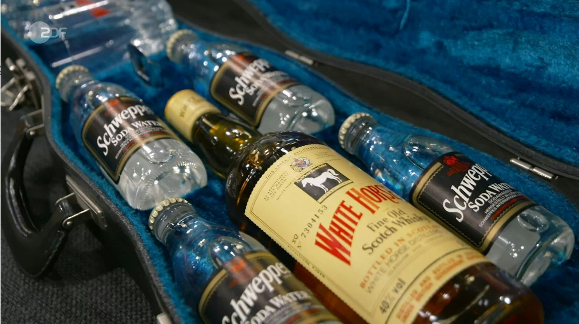 Im Koffer befanden sich ein Whiskey, Soda und die passenden Gläser für einen kühlen Drink. (Bild: ZDF)