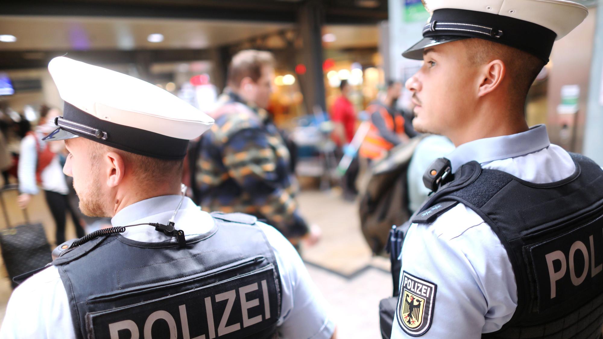 zwei Bundespolizisten im Kölner Hauptbahnhof