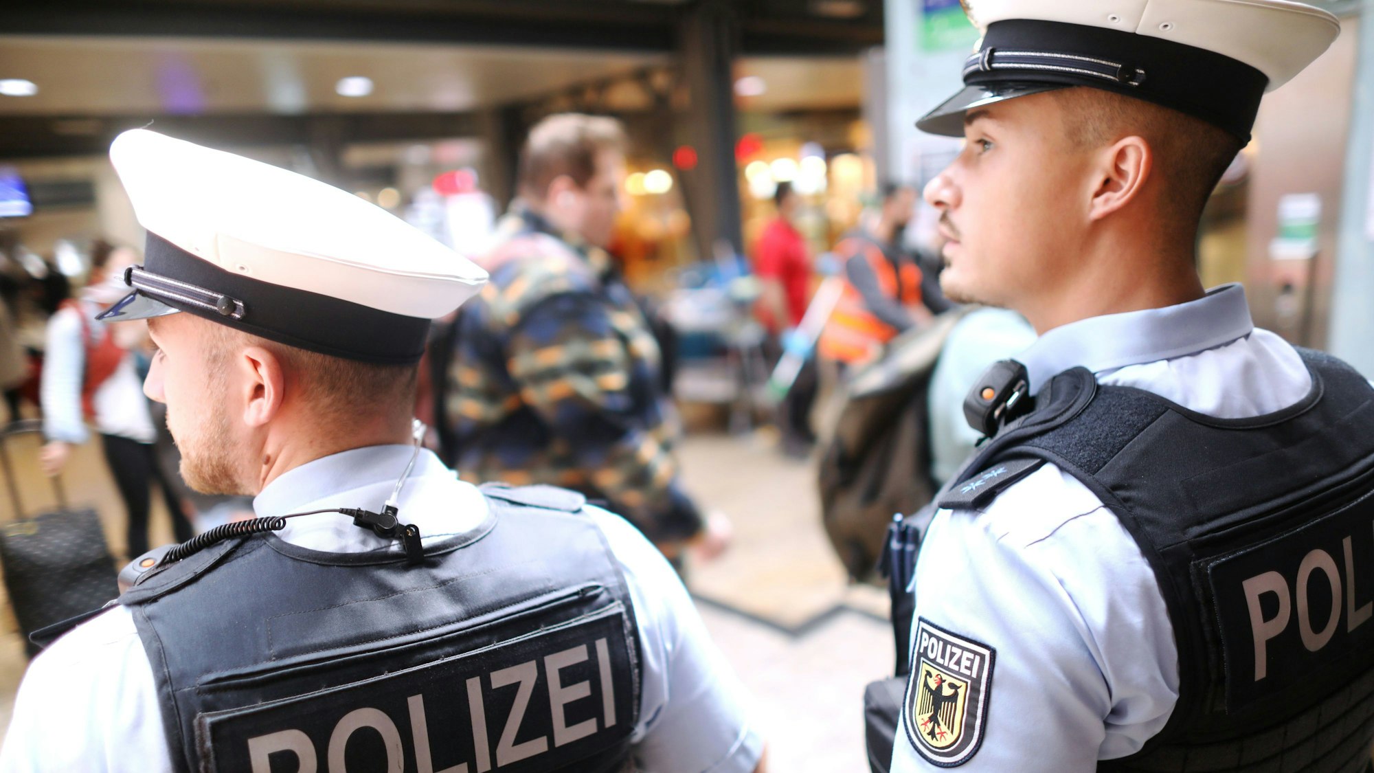 zwei Bundespolizisten im Kölner Hauptbahnhof