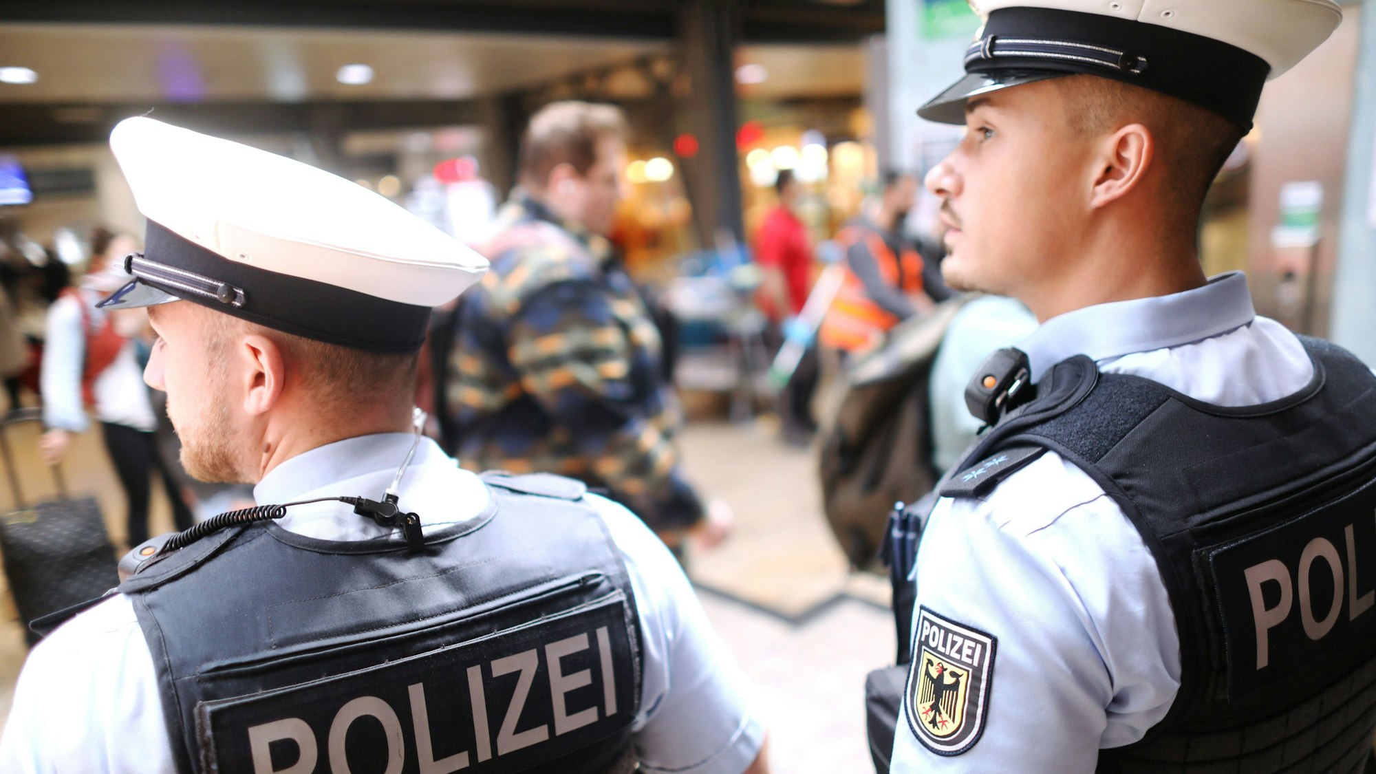 Zwei Bundespolizisten auf Streife im Kölner Hauptbahnhof