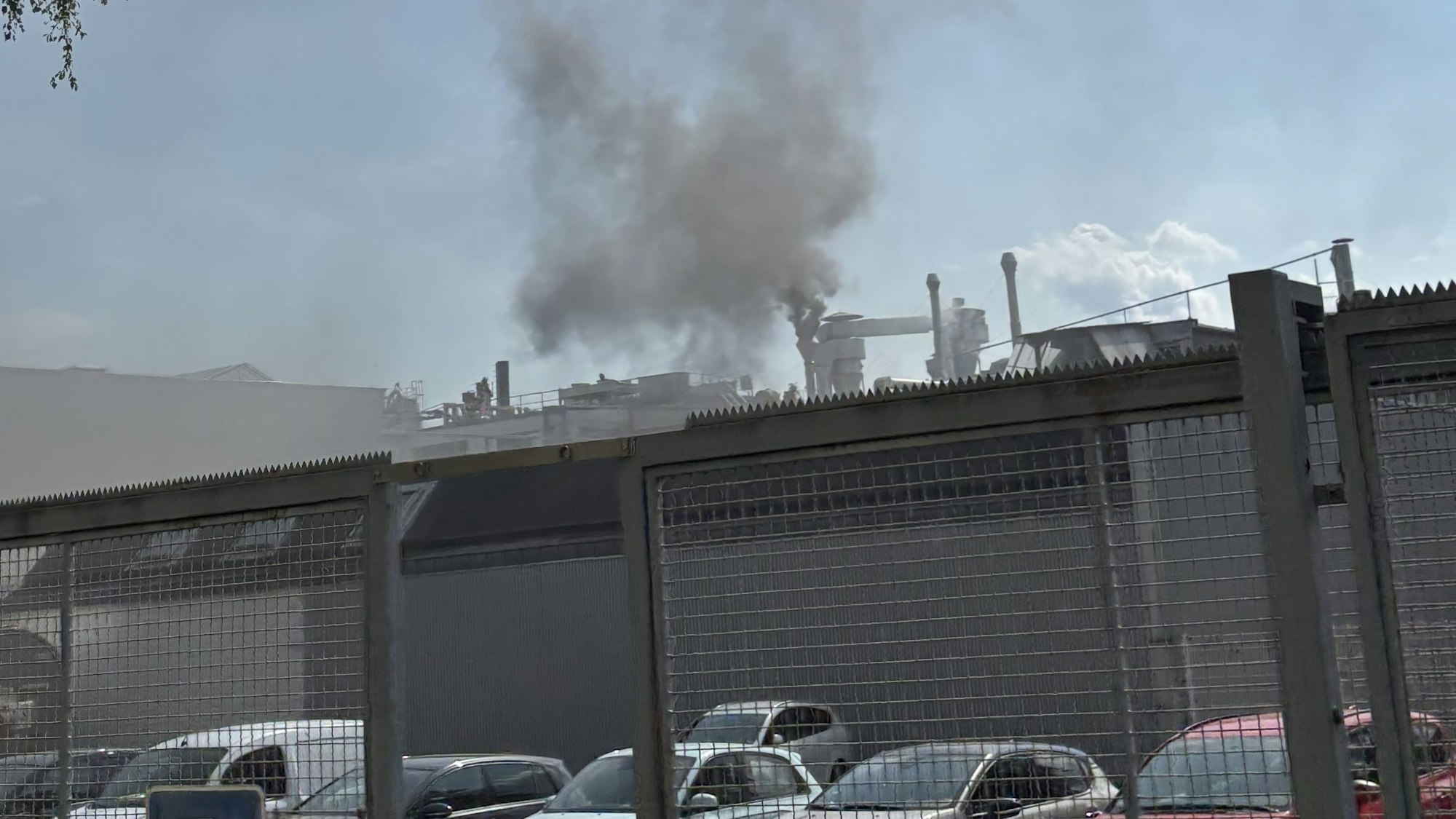 Über dem Fabrik-Gelände von Kessko steht eine Rauchwolke.