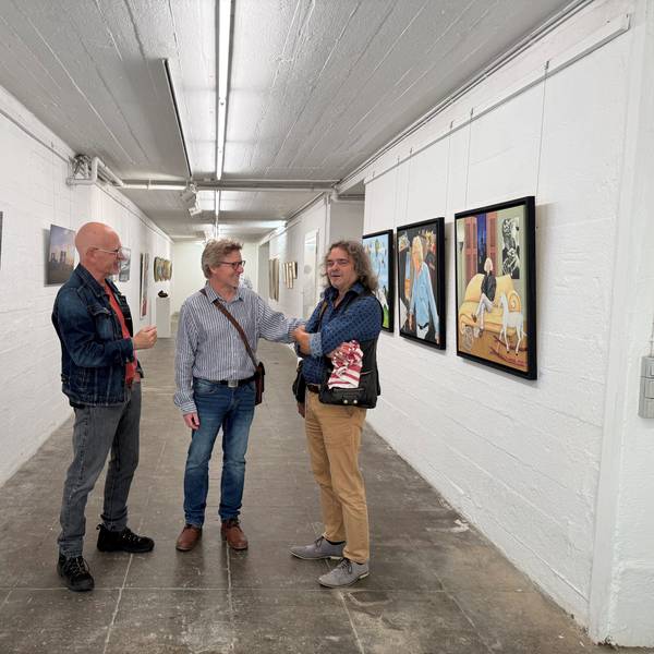 Drei der neuen Künstler des Vereins im Gang des Künstlerbunkers. Michael Brock (v.l.), Thomas Ernst und Norbert Küpper. An den Wänden hängen die Werke der Ausstellung.