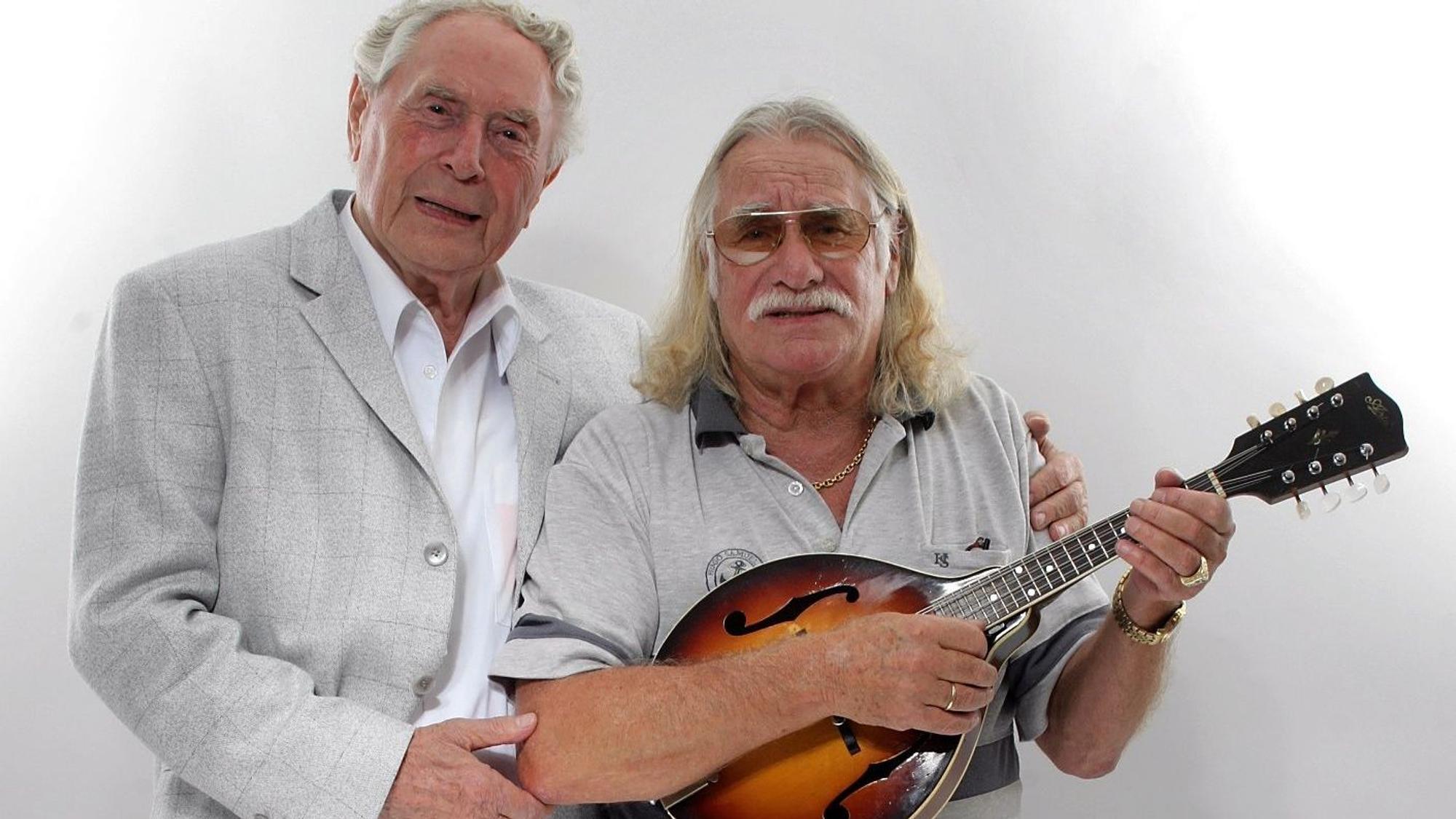 Hans Süper nimmt mit Ludwig Sebus eine CD bei Dabelju zum 85. Geburtstag auf
Text:Ebel
Datum: 20.8.2010
Foto : ZIK-EXPRESS