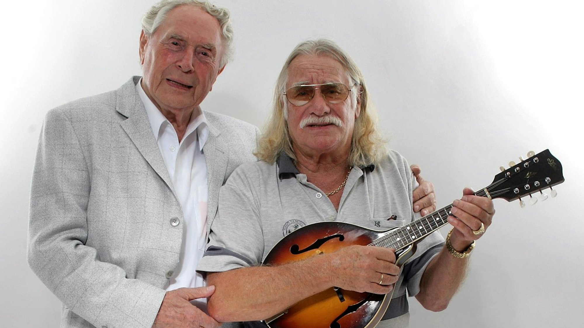 Hans Süper nimmt mit Ludwig Sebus eine CD bei Dabelju zum 85. Geburtstag auf
Text:Ebel
Datum: 20.8.2010
Foto : ZIK-EXPRESS