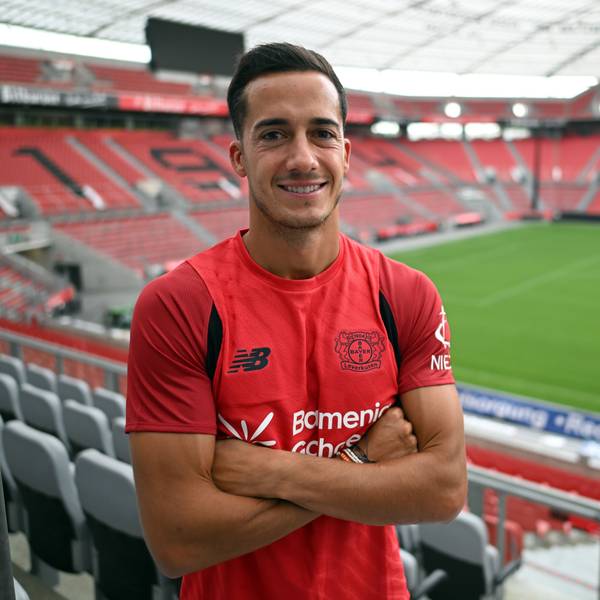 28.08.2025, Nordrhein-Westfalen, Leverkusen: Lucas Vázquez, neuer Spieler bei Bayer Leverkusen, steht im Stadion. Vázquez kommt ablösefrei, sein Vertrag bei Real Madrid war zum Ende der vergangenen Saison ausgelaufen. Foto: Federico Gambarini/dpa +++ dpa-Bildfunk +++