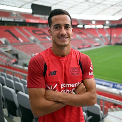 28.08.2025, Nordrhein-Westfalen, Leverkusen: Lucas Vázquez, neuer Spieler bei Bayer Leverkusen, steht im Stadion. Vázquez kommt ablösefrei, sein Vertrag bei Real Madrid war zum Ende der vergangenen Saison ausgelaufen. Foto: Federico Gambarini/dpa +++ dpa-Bildfunk +++