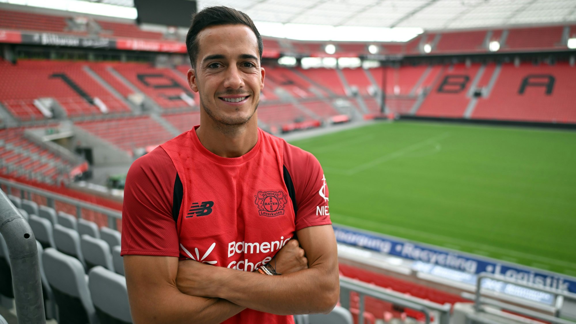 28.08.2025, Nordrhein-Westfalen, Leverkusen: Lucas Vázquez, neuer Spieler bei Bayer Leverkusen, steht im Stadion. Vázquez kommt ablösefrei, sein Vertrag bei Real Madrid war zum Ende der vergangenen Saison ausgelaufen. Foto: Federico Gambarini/dpa +++ dpa-Bildfunk +++