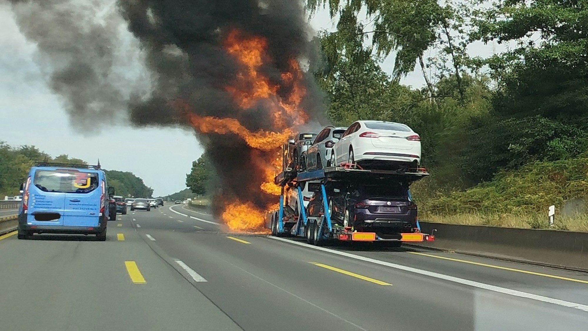 Ein Lkw steht auf der A1 bei Burscheid am Donnerstag (28.08.) in Flammen. Die Autobahn ist in Richtung Dortmund voll gesperrt.