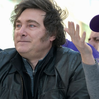 Präsident Milei wurde in Buenos Aires bei einem Wahlkampfauftritt mit Steinen angegriffen; seine Schwester Karina ist in einen Korruptionsskandal verwickelt.