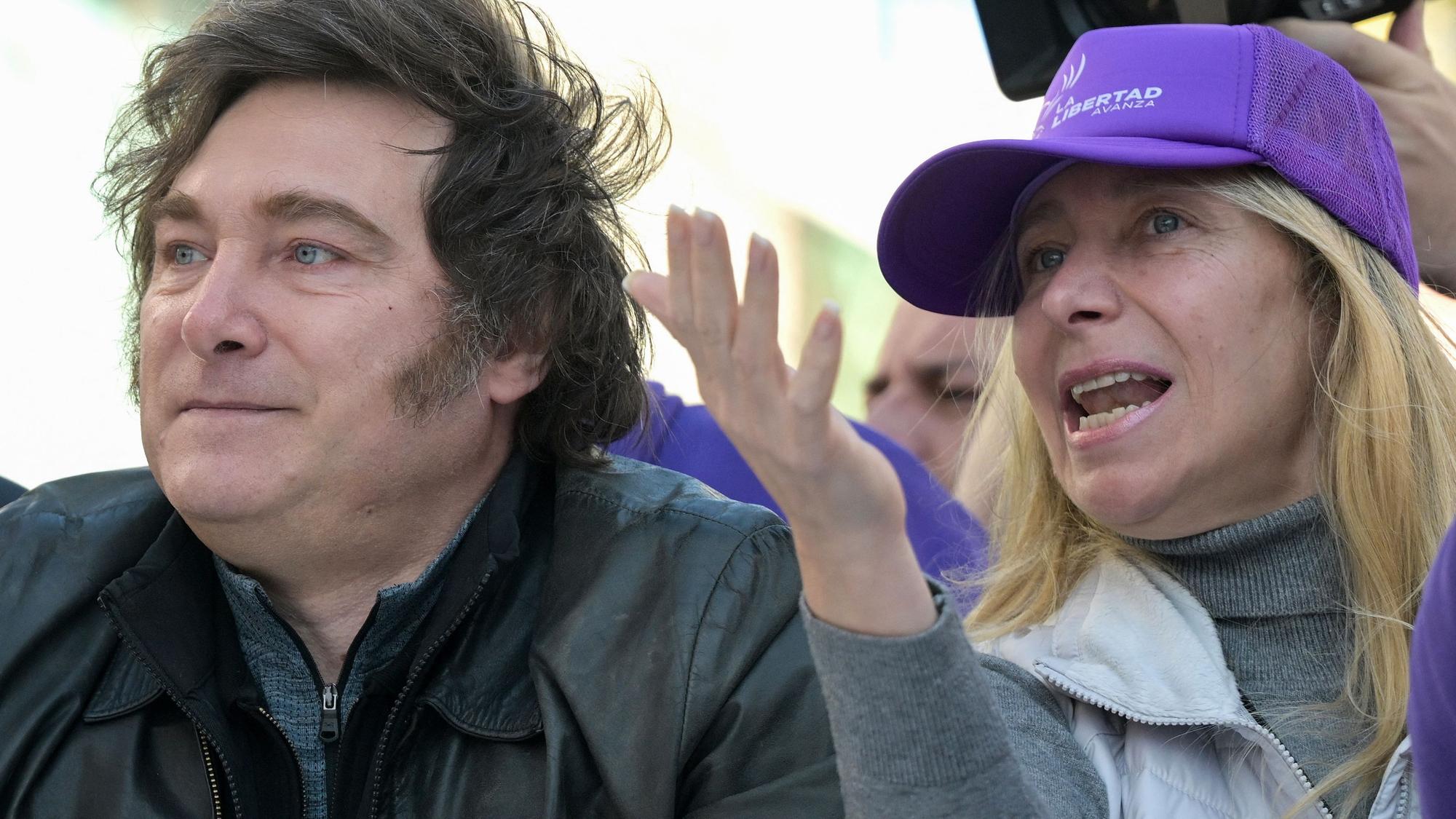 Präsident Milei wurde in Buenos Aires bei einem Wahlkampfauftritt mit Steinen angegriffen; seine Schwester Karina ist in einen Korruptionsskandal verwickelt.