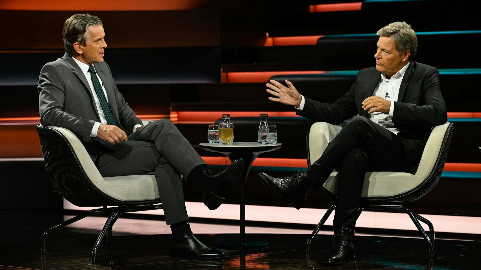 „Für immer ist ein viel zu großes Wort“: Robert Habeck lässt sich bei Markus Lanz eine Hintertür in die Politik offen.