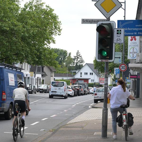 Ein Radfahrer wird von einem Transporter überholt.