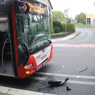 Auffahrunfall Linienbus - Linienbus Paffrather Straße
