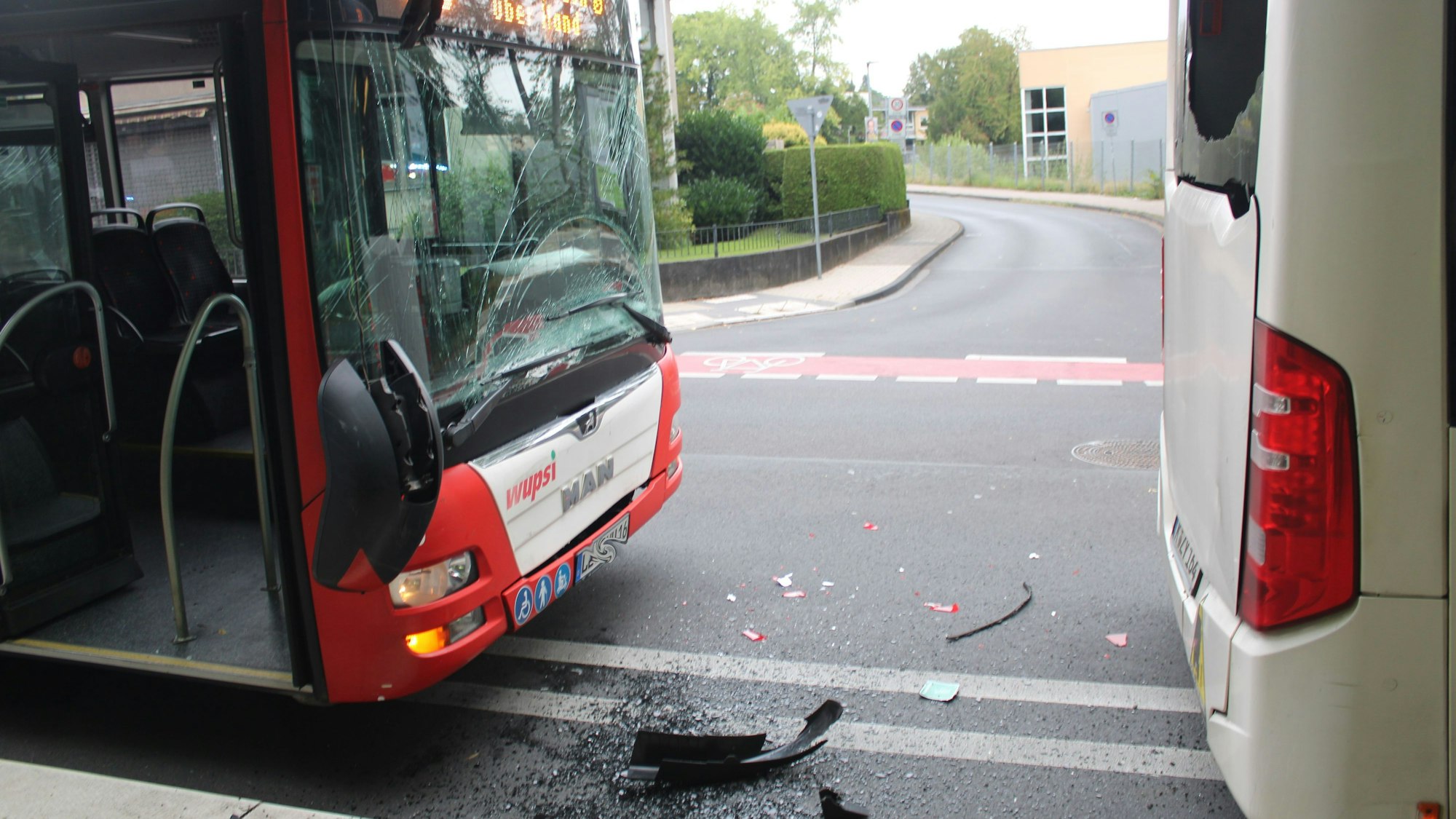 Auffahrunfall Linienbus - Linienbus Paffrather Straße