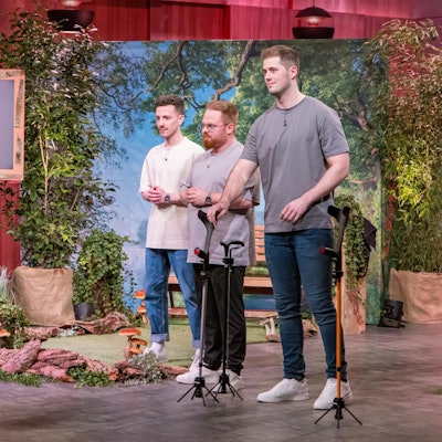 In der „Höhle der Löwen“: Phil Janßen (links) aus Morsbach-Lichtenberg, Philipp Battisti (Mitte) aus Kamp-Lintfort und Thorben Engel aus Reichshof-Odenspiel (rechts) präsentieren „Steets“, die Abstellhilfe für Gehstützen. Sie erhoffen sich ein Investment von 300.000 Euro für 15 Prozent der Firmenanteile.