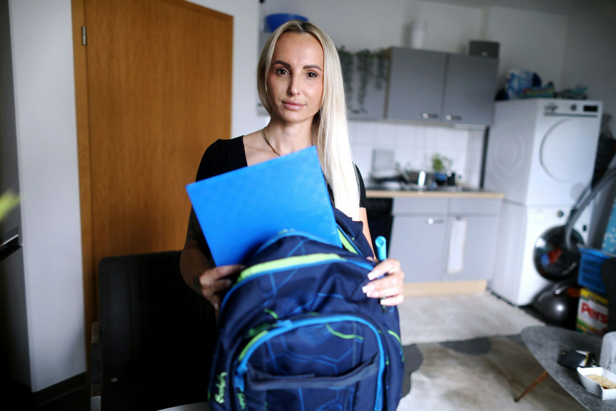 29.08.2025, Köln: Sarina K. ist alleinerziehend. Ihr Sohn (10) hat ADHS. Die Behörde halten einen langen Schulweg für zulässig. Die Mutter fürchtet nun Existenz da sie ihren Job aufgeben muß. Foto: Arton Krasniqi