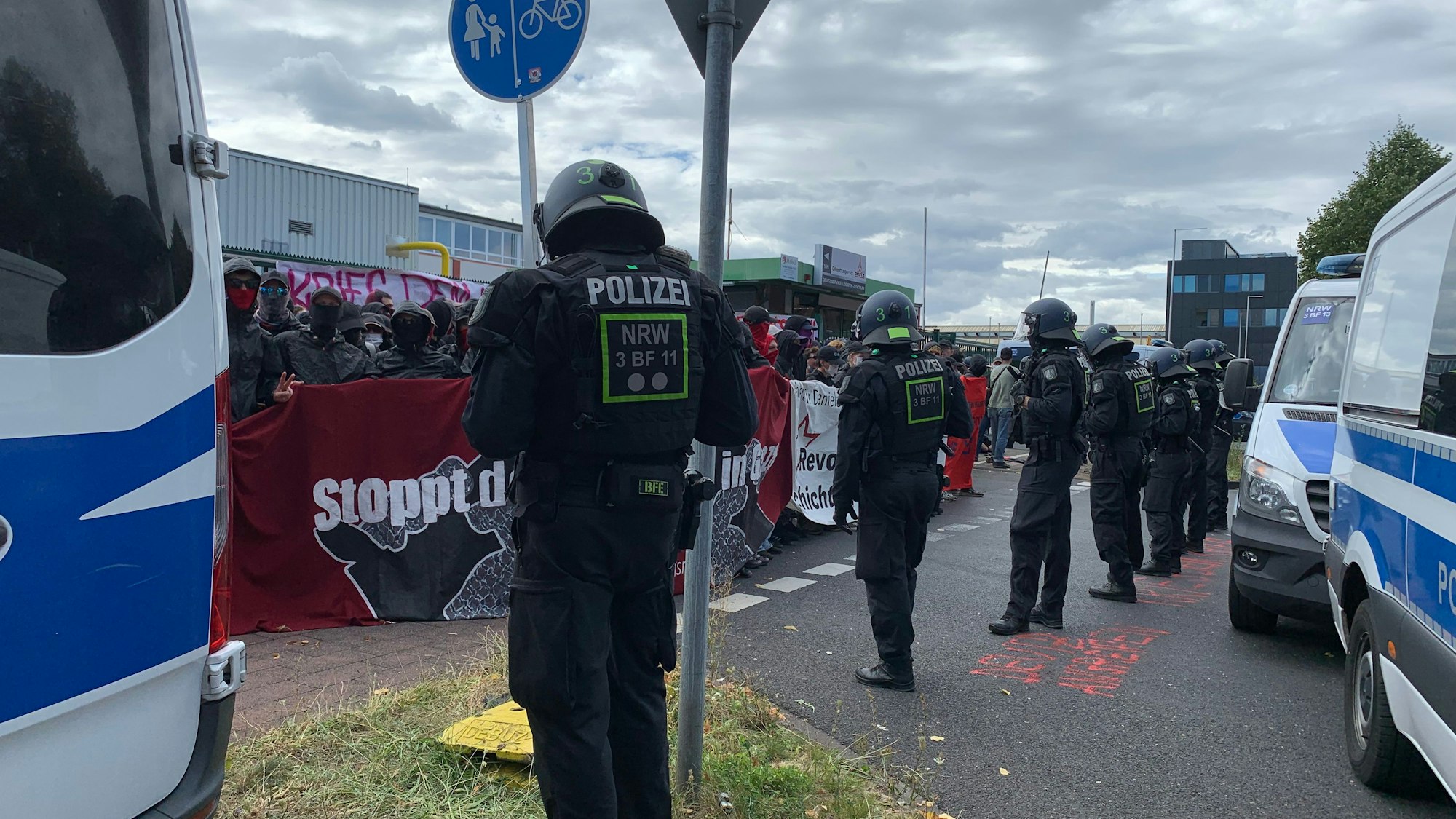 In Kalk haben Aktivisten das Logistikzentrum der Deutz AG blockiert.
