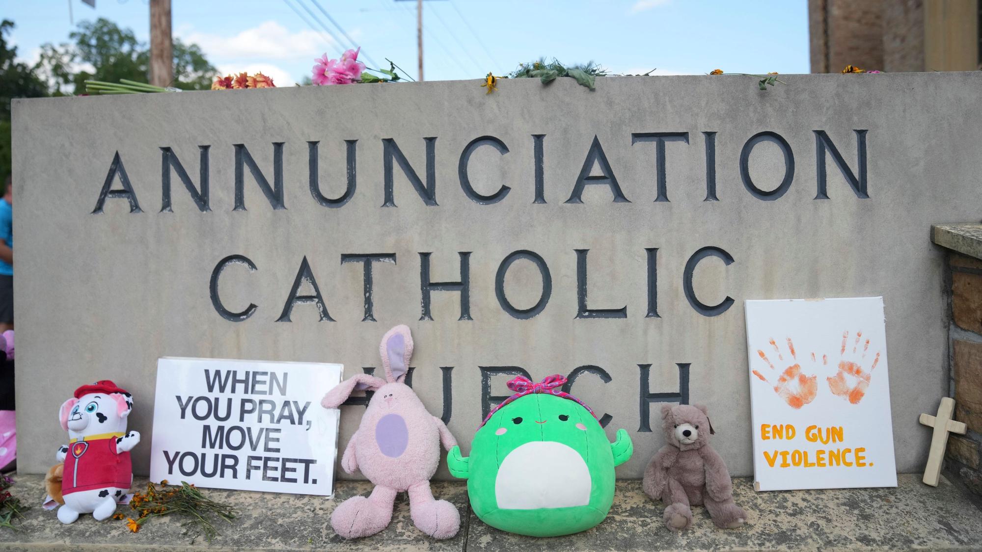 Nach Schüssen an einer Schule in Minneapolis liegen an einer Gedenkstätte in der katholischen Kirche Annunciation Gegenstände.