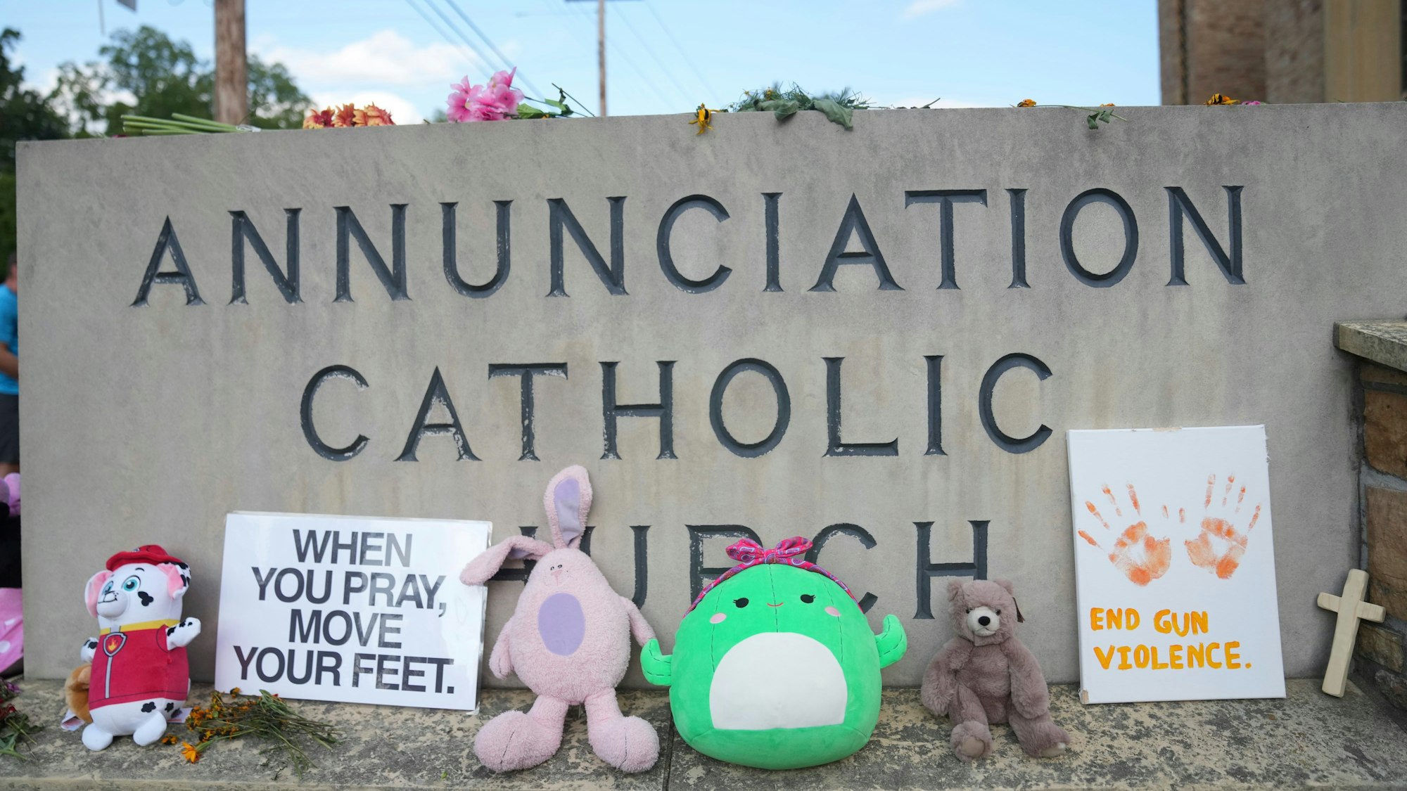 Nach Schüssen an einer Schule in Minneapolis liegen an einer Gedenkstätte in der katholischen Kirche Annunciation Gegenstände.