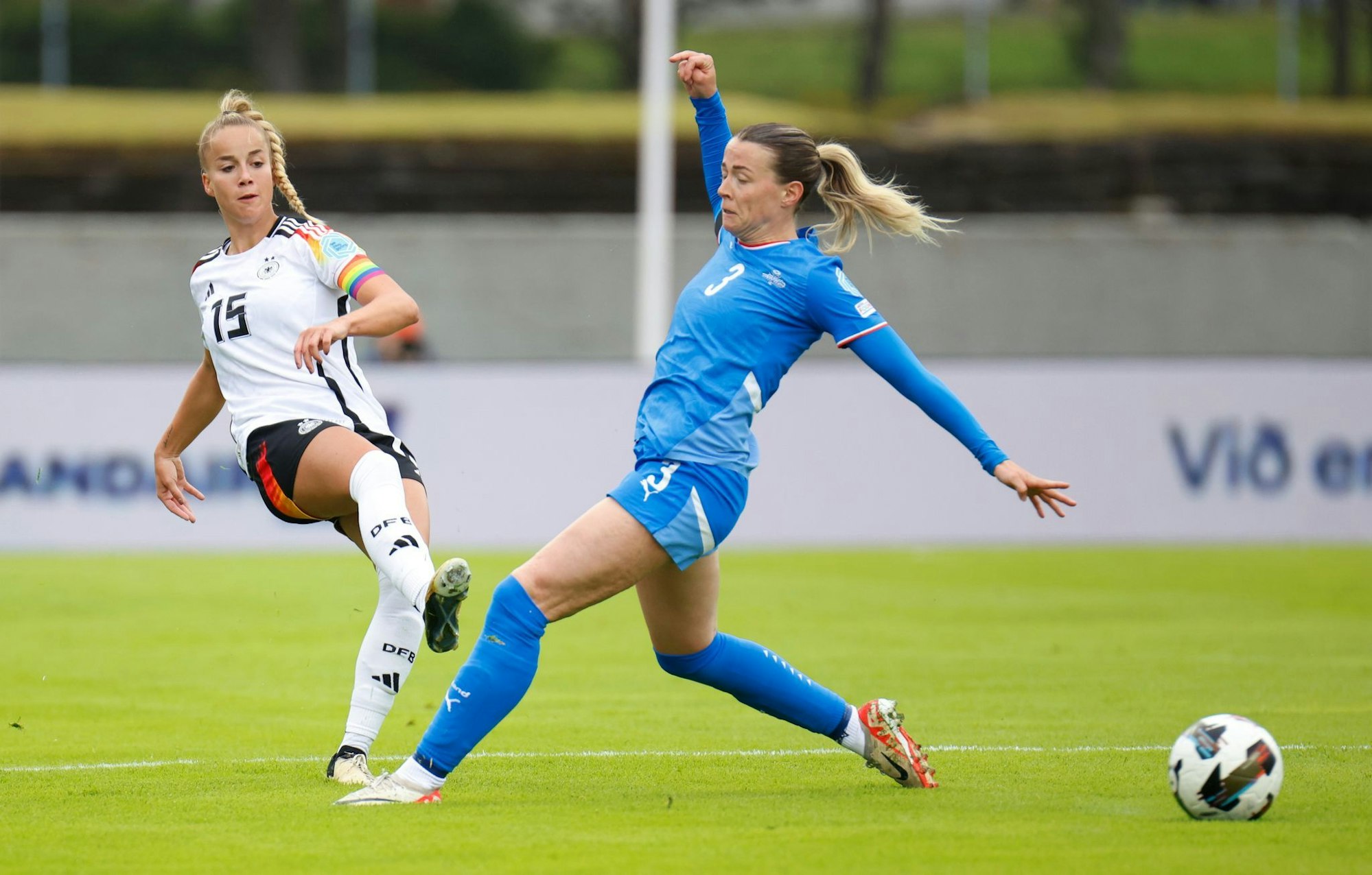 Sandra Maria Jessen (r) spielt künftig für den 1. FC Köln. (Archivbild)