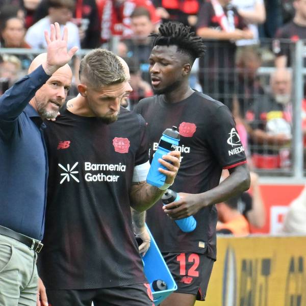 Leverkusens Cheftrainer Erik ten Hag spricht mit Robert Andrich. Im Hintergrund: Edmond Tapsoba.