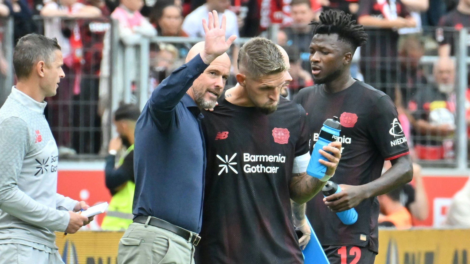 Leverkusens Cheftrainer Erik ten Hag spricht mit Robert Andrich. Im Hintergrund: Edmond Tapsoba.