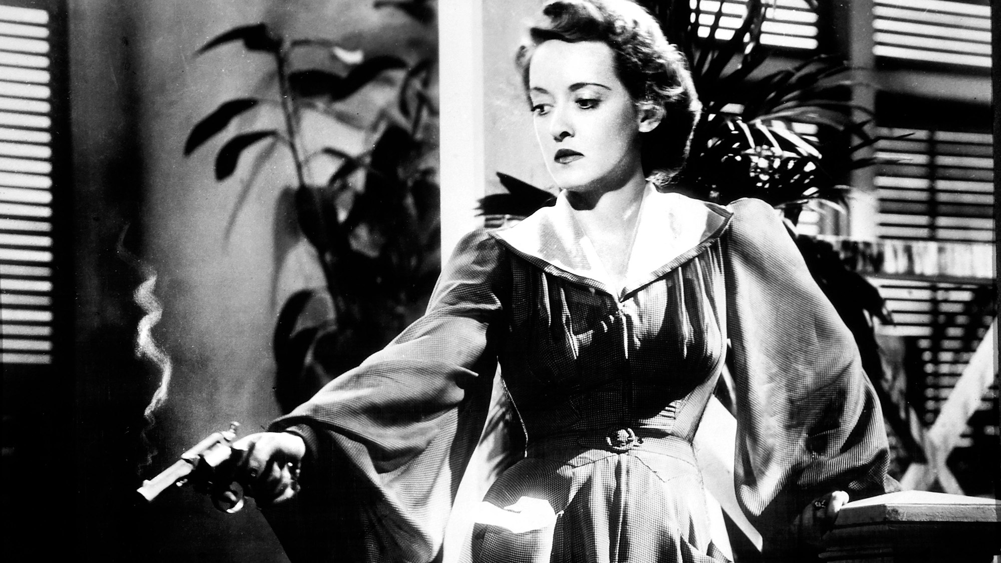 Bette Davis mit Pistole.