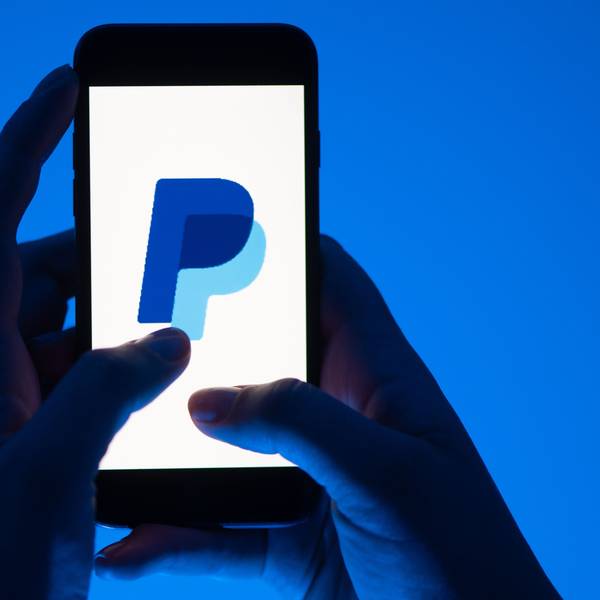 ARCHIV - 12.05.2022, Sachsen, Dresden: Eine Frau hält ein Smartphone mit dem Logo des Bezahldienst Paypal. (gestellte Szene) (zu dpa: «Bezahlen in Echtzeit: ING führt Paypal-Konkurrent Wero ein») Foto: Sebastian Kahnert/dpa +++ dpa-Bildfunk +++