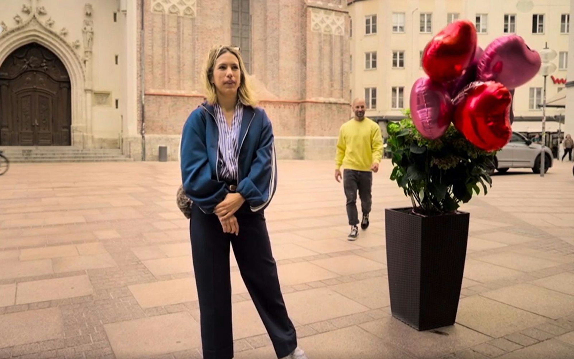 Wen hat man ihr ausgesucht? Laura ist gespannt. (Bild: SWR/ Screenshot)