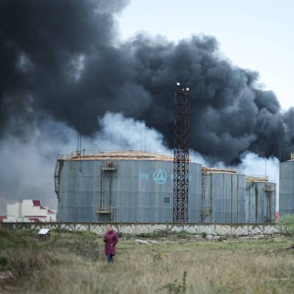 Immer wieder greift die Ukraine seit Kriegsbeginn russische Raffinerien oder Öldepots an, wie hier im Jahr 2023 auf der von Russland illegal besetzten Halbinsel Krim. Im August 2025 gelang der Ukraine nun eine ganze Reihe ähnlicher Nadelstiche. (Archivbild)