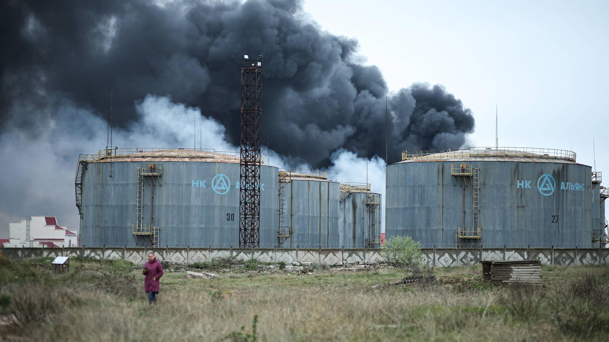 Immer wieder greift die Ukraine seit Kriegsbeginn russische Raffinerien oder Öldepots an, wie hier im Jahr 2023 auf der von Russland illegal besetzten Halbinsel Krim. Im August 2025 gelang der Ukraine nun eine ganze Reihe ähnlicher Nadelstiche. (Archivbild)