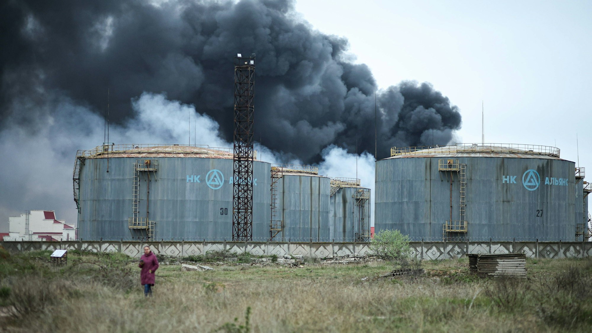 Immer wieder greift die Ukraine seit Kriegsbeginn russische Raffinerien oder Öldepots an, wie hier im Jahr 2023 auf der von Russland illegal besetzten Halbinsel Krim. Im August 2025 gelang der Ukraine nun eine ganze Reihe ähnlicher Nadelstiche. (Archivbild)