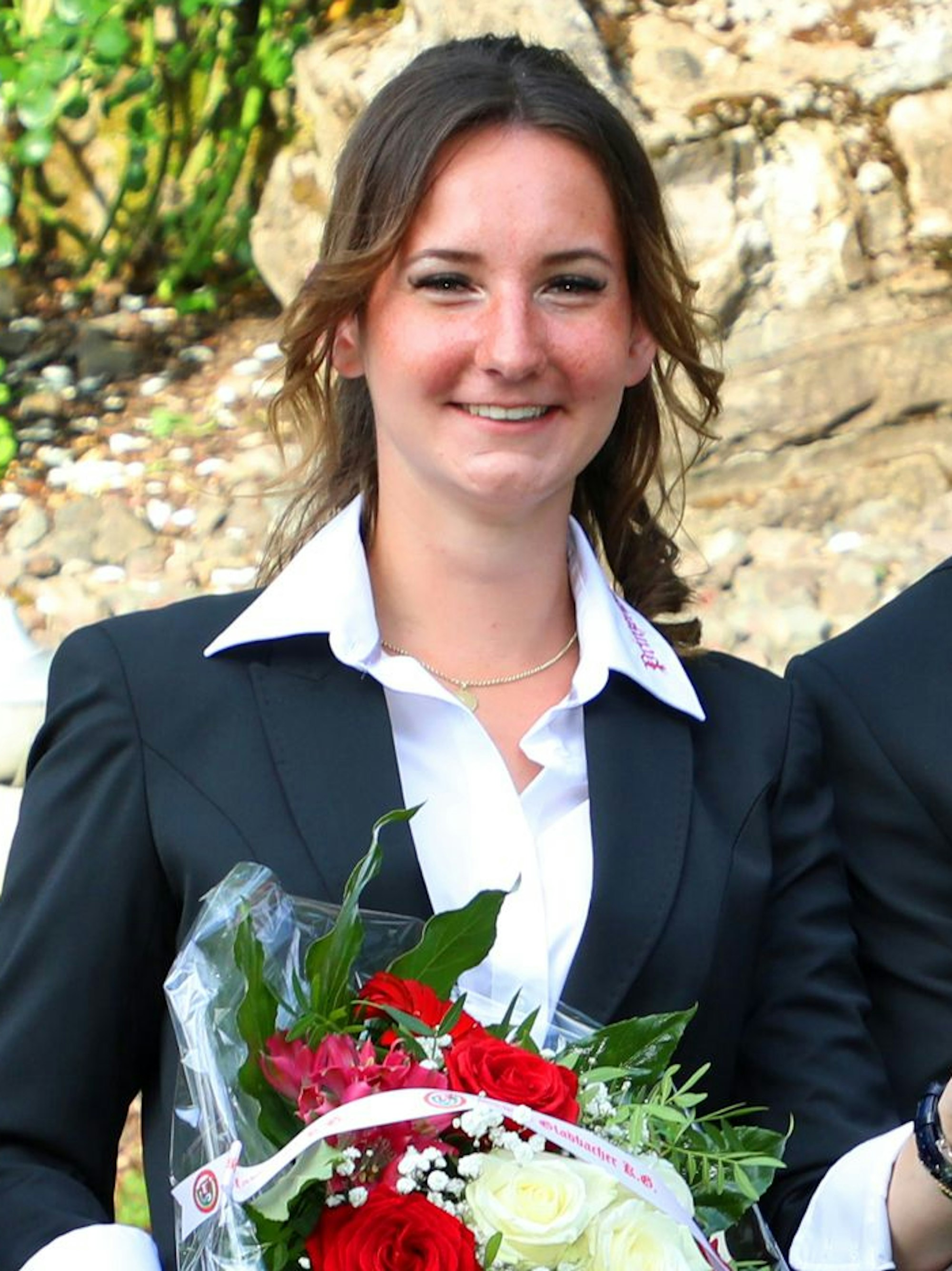 Lea Rodenbach hält einen Blumenstrauß in der Hand.