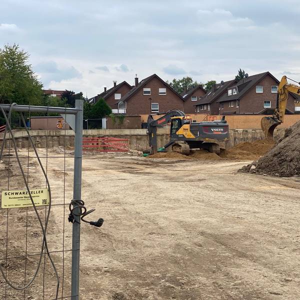 Zu sehen ist die Baustelle, auf der Bagger arbeiten.