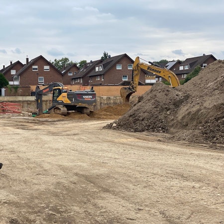 Zu sehen ist die Baustelle, auf der Bagger arbeiten.