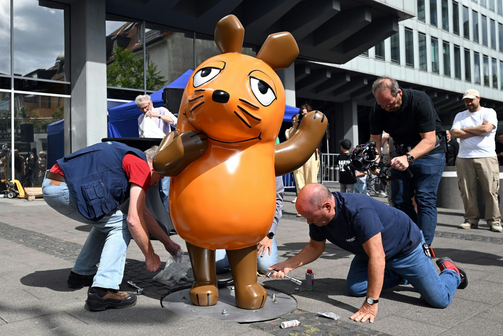 Die Fans hatten die Maus an der beschädigten Stelle mit vielen Pflastern beklebt - so konnte kein Regenwasser eindringen.