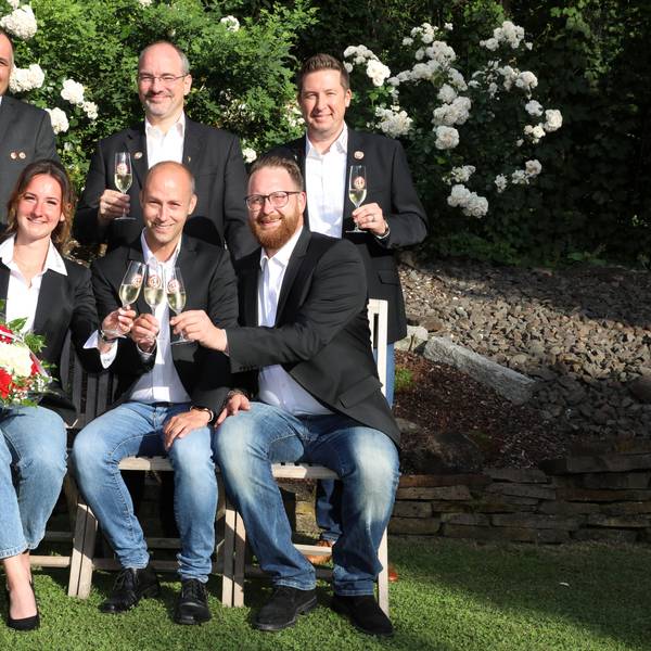 Die neuen Tollitäten Jungfrau Lea (Rodenbach), Prinz Thomas III. (Schmitz), Bauer Maurice (Jakobs) mit Frank Mehren, Prinzenführer Große Gladbacher KG; Alexander Pfister, Präsident Große Gladbacher KG; Frank Haag, 1. Vorsitzender Große Gladbacher KG
